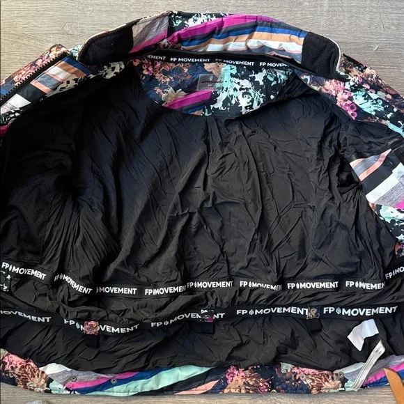 NEW FP Movement Women's Bunny Slope Oversized Printed Puffer Jacket Small - Picture 11 of 13